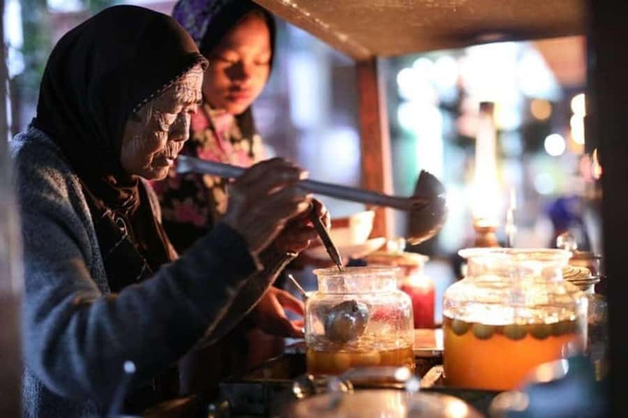 Yogyakarta: Guided City Walk and Food Tour - Café coffee and the first food introduction