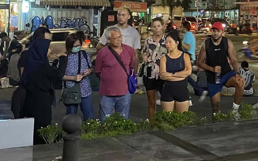 Yogyakarta: Nighttime Walk and Food Tour - Starting beneath Tugu Yogyakarta