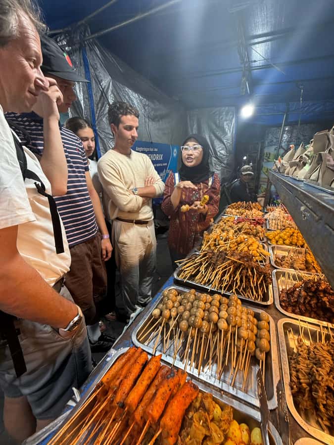 Yogyakarta: Nighttime Walk and Food Tour - Malioboro: coffee and street food