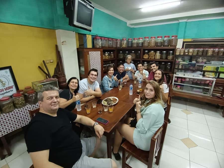 Yogyakarta: Nighttime Walk and Food Tour - Walking to Titik Nol Kilometer