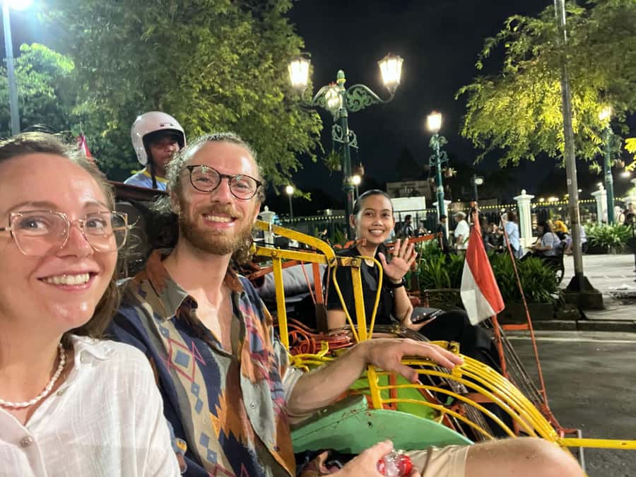 Yogyakarta: Nighttime Walk and Food Tour - Plengkung Wijilan and Yogyakarta flavors