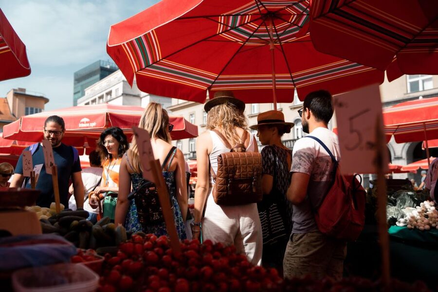 Zagreb: Food Tour with Tastings - What the guides add to the experience